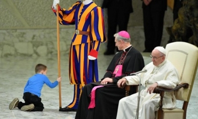 Un niño argentino de unos siete u ocho años juega en el escenario junto al papa Francisco.