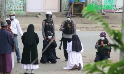 La hermana Ann Rose Nu Tawng arrodillada ante los policías para proteger a los jóvenes manifestantes que buscaron refugio dentro de su clínica.