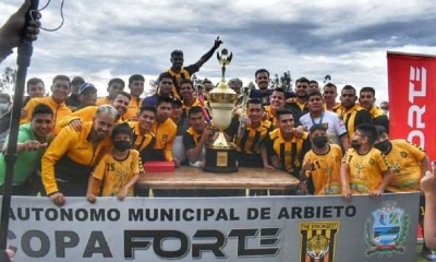 Los atigrados celebraron el domingo con el trofeo conseguido en Arbieto.