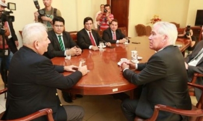 El encargado de de Negocios de EEUU, Peter Brenann, fue recibido por el gobernador cruceño/Foto. ED