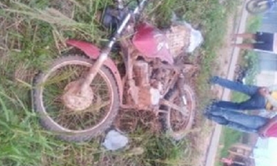La motocicleta quedó tendida a un lado de la vía. Foto: RRSS