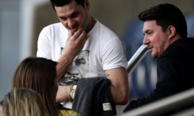 Los hermanos del astro argentino del Barcelona Lionel Messi, Rodrigo (izq) y Matías, durante un entrenamiento del club español