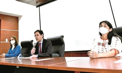 Salvador Romero, presidente del TSE, junto a dos vocales electorales, el sábado. Foto:APG