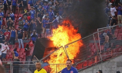 En el minuto 83, cayeron varios proyectiles a la cancha lanzados por hinchas de la U.