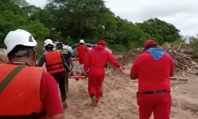 Voluntarios rescatan el cuerpo de Leydi, en el río Piraí