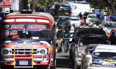 Vehículos de transporte público en la ciudad.
