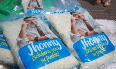 Jhonny Fernández entrega insumos sellados con su rostro.