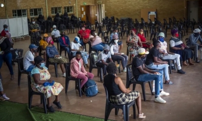 Las personas que acaban de recibir su vacuna contra COVID-19 el viernes 3 de diciembre de 2021