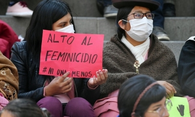 Una mujer sostiene un cartel donde pide frenar los feminicidios. Foto: FGE