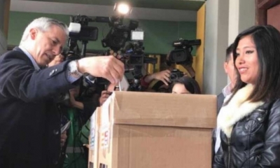 García Linera en el momento en que deposita su voto