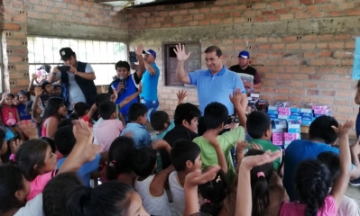 Así entregó el gobernador los juguetes a los niños y niñas/Foto. RM