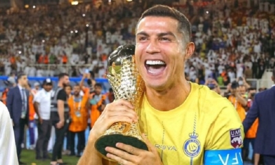 Cristiano Ronaldo con su primer título en el fútbol árabe. 