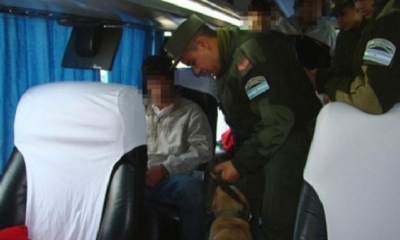Uno de los controles que los agentes argentinos realizan a los buses.