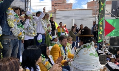 La alcaldesa Soledad Chapetón, candidato vicepresidencial Samuel Doria Medina y la presidenta y candidata Jeanine Áñez en la ciudad de El Alto.
