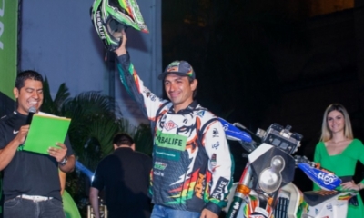 El piloto boliviano emprendió viaje rumbo a la que será su octava participación en el rally más duro del mundo.