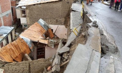 Así quedó el muro que cayó en una vivienda de la zona San Antonio.