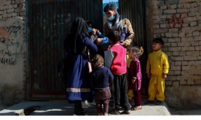 Una trabajadora sanitaria afgana administra gotas de poliomielitis y vitaminas a los niños en Kabul. | Efe