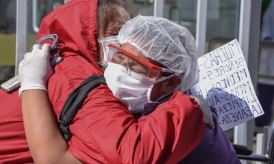 Dos pacientes superan el coronavirus y les dan de alta de hospital La Portada, de la Paz, Bolivia