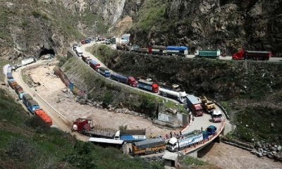 Camiones bolivianos detenidos en un bloqueo en Perú, durante el conflicto de diciembre de 2022. Foto archivo - Agencia Andina Perú.