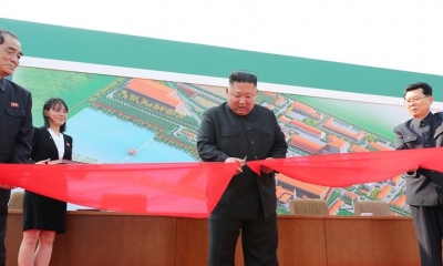 Foto difundida este 2 de mayo que muestra al líder norcoreano, Kim Jong-un, cortando una cinta durante una ceremonia oficial 