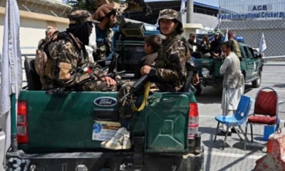 Combatientes talibanes patrullan fuera del Estadio Internacional de Críquet de Kabul. | AFP