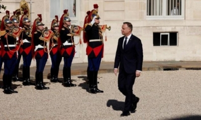El presidente polaco, Andrzej Duda, revisa las tropas francesas a su llegada al Palacio del Elíseo para reunirse con el presidente francés en París