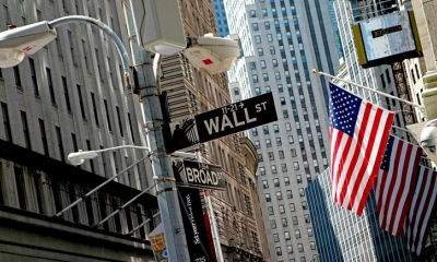 La bandera estadounidense ondea frente al edificio de la Bolsa de Nueva York.