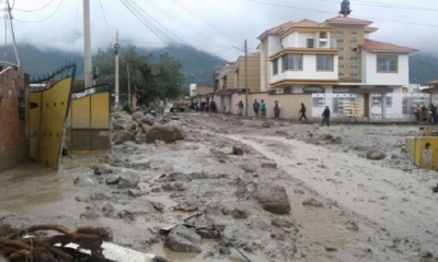 Las calles siguen inundadas de agua y lodo.