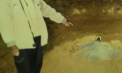 El autor confeso señala el lugar donde enterró a su víctima.