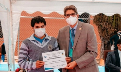 Beimar Wilfredo López Subia recibiendo el diploma de honor de la USFX