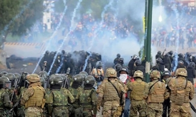 Policías y militares intentan contener a movilizados del MAS en Sacaba. Foto: Archivo