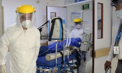 Personal médico atienden a un paciente con coronavirus. | AFP