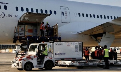 El primer cargamento de vacunas chinas CanSino es descargado en el aeropuerto de Santiago. | Fuente: AFP