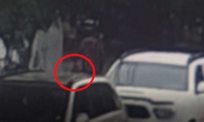 Captura de vídeo del agente FELCN con la bolsa en su mano.