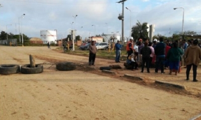 Vecinos bloquearon el ingreso de camiones de carga de líquidos que circulan por sus calles recién asfaltadas. Foto: Juan Delgadillo