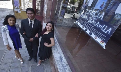 Fotografía muestra a los actores Sara Álvarez (i), Juan Carlos Callejas (c) y Sephora Álvarez (d), parte del elenco de la película