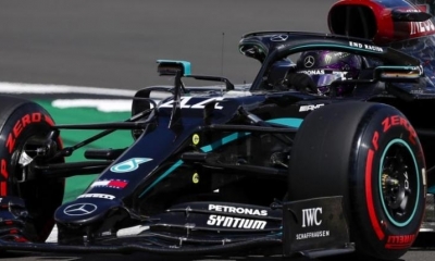 El coche de Lewis Hamilton de desplaza en el circuito de Silverstone. | EFE