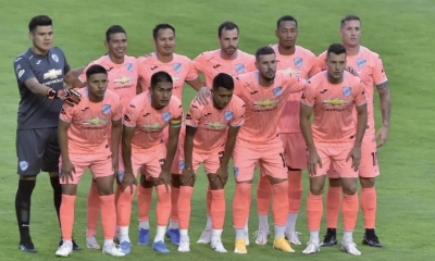 El plantel de Bolívar que anoche venció a Independiente, en el Siles.