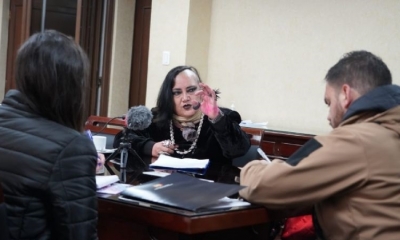 Ministro Del Castillo se reúne con María Galindo, para escuchar la propuesta de creación de la comisión. Foto: Ministerio de Gobierno .