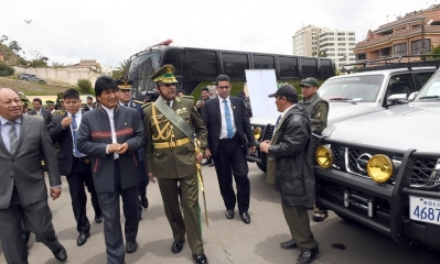 El presidente Evo Morales entregó 30 vagonetas, 3 buses con tecnología moderna y equipo antimotines a la Policía Boliviana