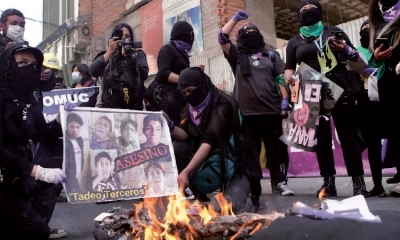 Mujeres queman un muñeco que representa a los varones. 