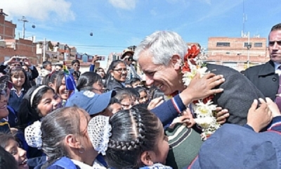 Presidente en Ejercicio comparte con niños de la unidad educativa Antofagasta Noruego. Foto: Twitter Vicepresidencia