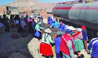 La población de zonas altas en Potosí hacen fila para recibir agua. Foto: Internet