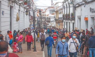 Personas caminan por las calles de Sucre en medio de la pandemia