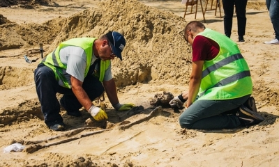 Dos arqueólogos estudian uno de los esqueletos hallados en el sudeste de Polonia.