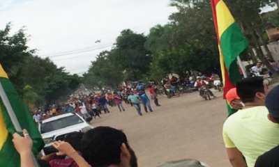 En Trinidad grupos de manifestantes se hostigan. Ocurrió esta mañana.