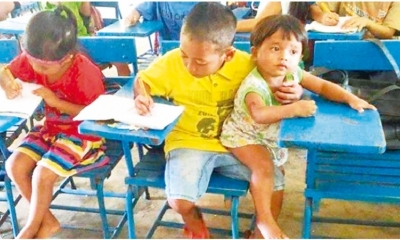 Justin de 7 años de edad en medio de una clase