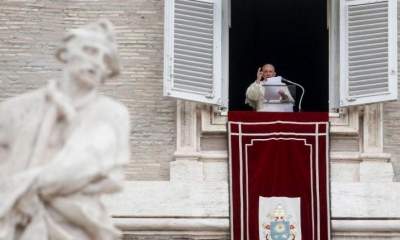 El papa Francisco, desde la ventana de su estudio en la Plaza de San Pedro, en Ciudad del Vaticano. | EFE
