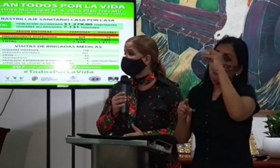 La alcaldesa interina de Santa Cruz, Angélica Sosa, brinda un informe a los medios.