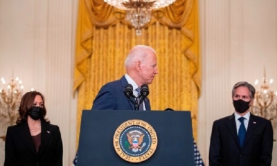 El presidente de los Estados Unidos, Joe Biden, flanqueado por su vicepresidente Kamala Harris y el Secretario de Estado, Antony Blinkin.